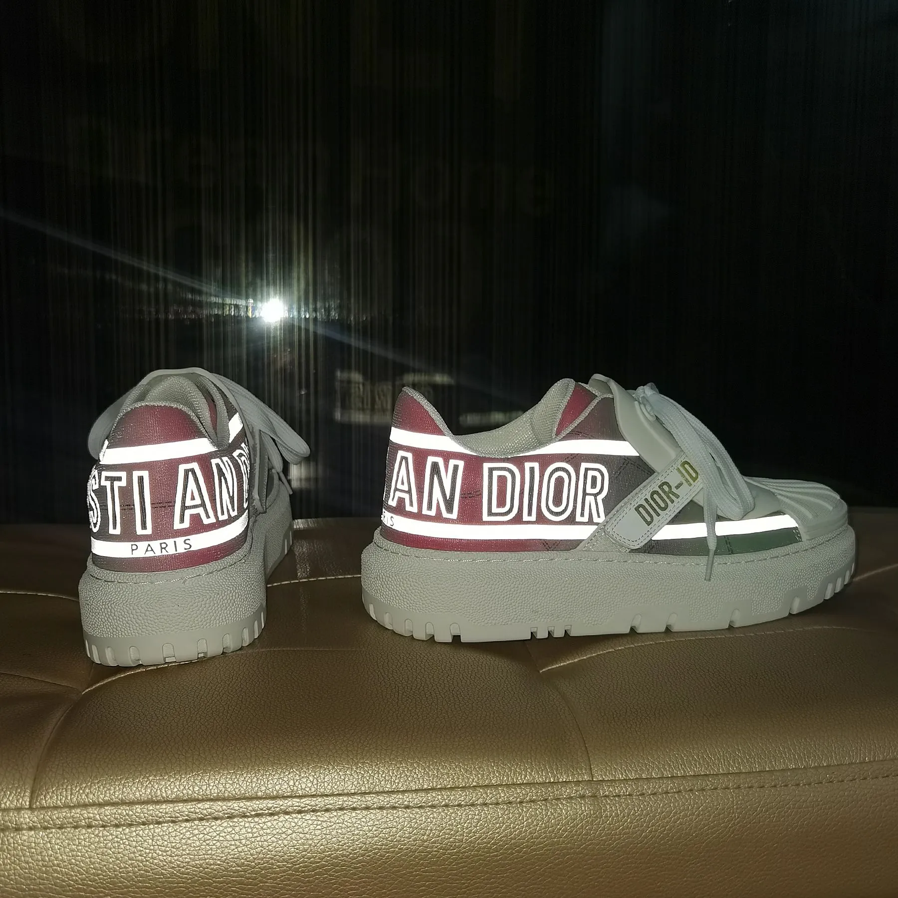 👟👟Ex-factory price 480👟👟 2021ssDior shell-toe casual white shoes, the latest letter strip layout with luminous colors, the same style as the ready-to-wear series 1️⃣Original mold opening 2️⃣Original cowhide➕Breathable mesh lining 3️⃣TPU evacuation outsole 4️⃣Injection-molded latex cowhide feet 5️⃣Full set of packaging at the counter, code number 35-40 (41 can be customized)